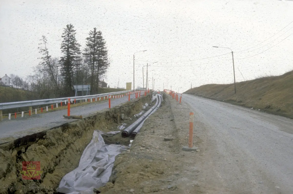 Bygging av ny E-6 mellom Sluppen og Tonstad. Gang- og sykkelvei gamle E-6, nå fylkesvei 902, Okstadbakkan.