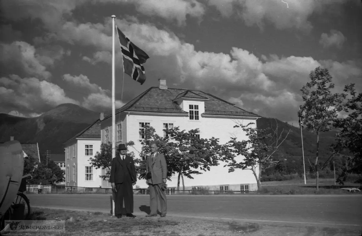 "1960".Velle skule, Ørsta, med Vallahornet i bakgrunnen.