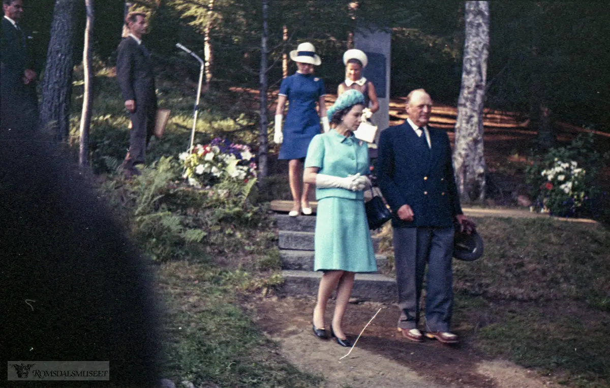 Kongebjørka. .Dronning Elizabeth II og Kong Olav V og deres familier under feriebesøket i Romsdal 9.august.
