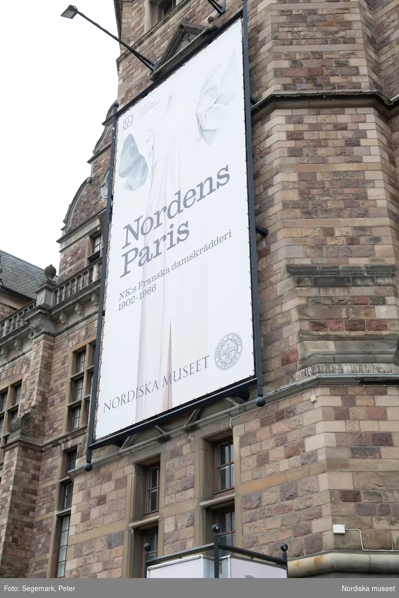 Nordiska museets fasad med vepor som marknadsför utställningen Nordens Paris om NK:s Franska damskrädderi 1902-1966 som pågick mellan 17 september 2021 och 1 oktober 2023.