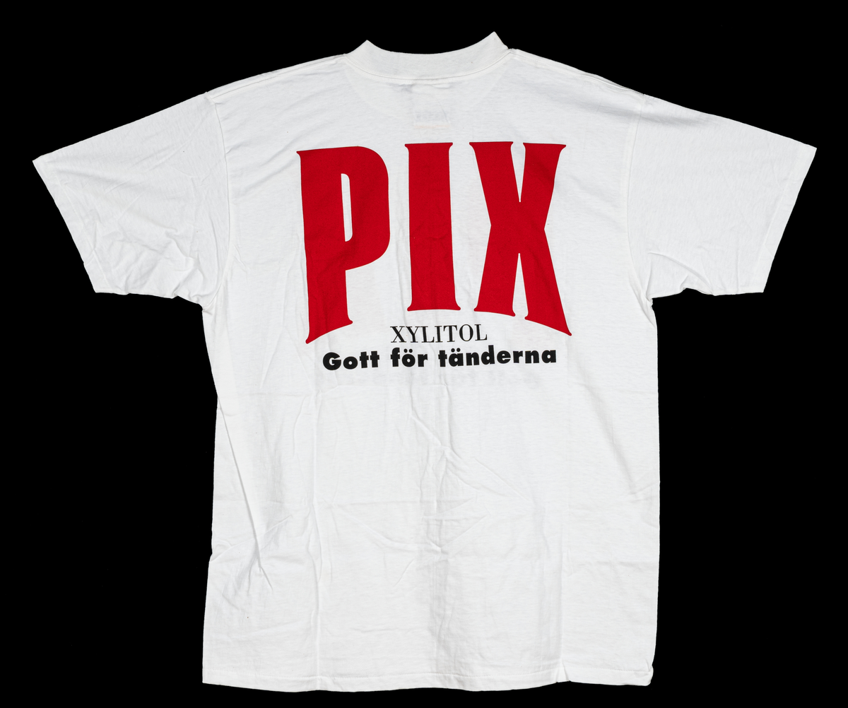 Vit t-shirt med tryckt text i rött och svart: PIX Xylitol.