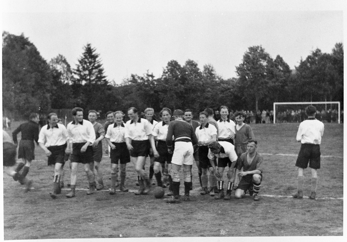 Trolig fotballspillere fra en vennskapskamp mellom Skria og engelske soldater i mai/juni 1945.