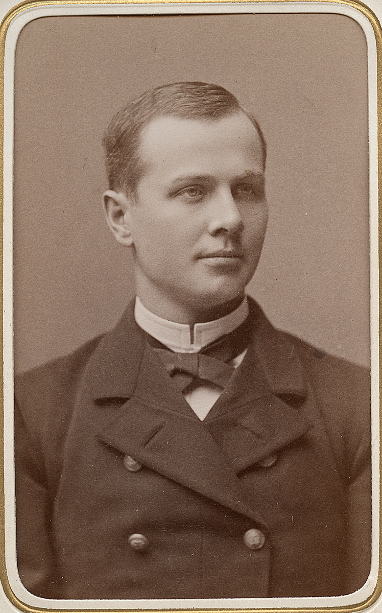 Porträtten föreställer Wihelm Dyrssen som löjtnant.