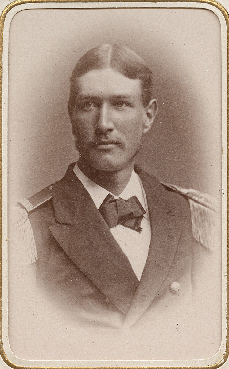 Carl Edward Ulff, född 16 maj 1856, Hedemora, död 28 april 1942, kommendör.  Deltog i Vanadis Världsomsegling.