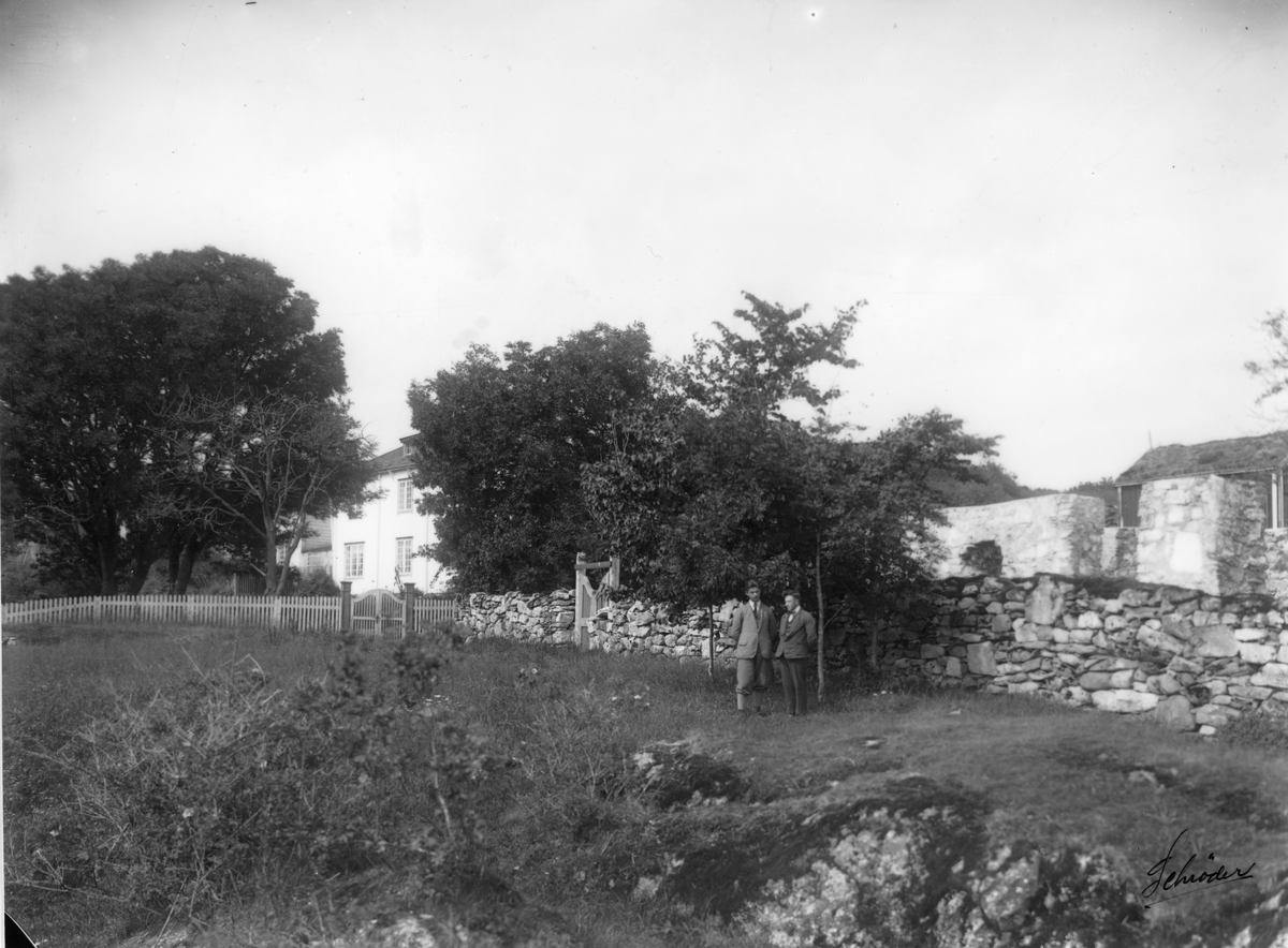 Dolm kirke, Dolmøya, Hitra. 2 menn står ved ruinene etter den siste kirkebrannen i 1920.
