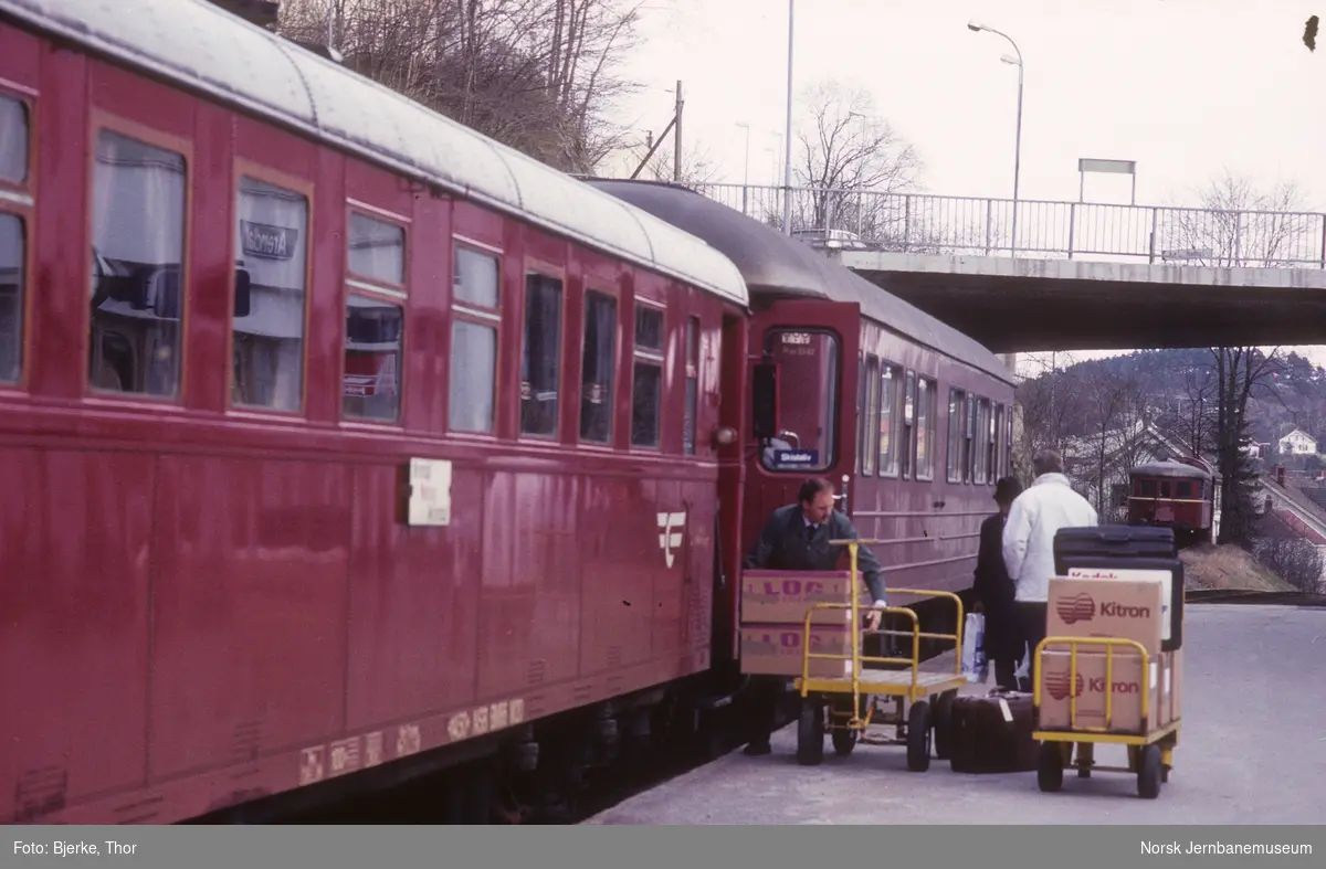 Innlasting av gods i persontog 2506 til Nelaug på Arendal stasjon