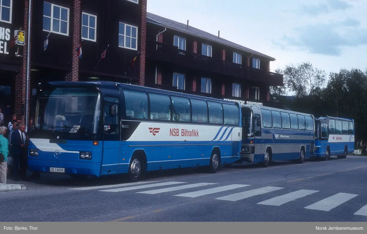 Tre busser fra NSB Biltrafikk foran Bergstadens Hotel, Røros. Buss DE33658 fremst.