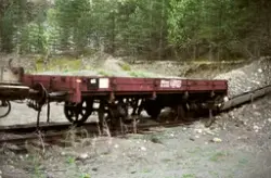 Avsporet godsvogn litra N2 nr. 16413 i grustaket ved Hauerse