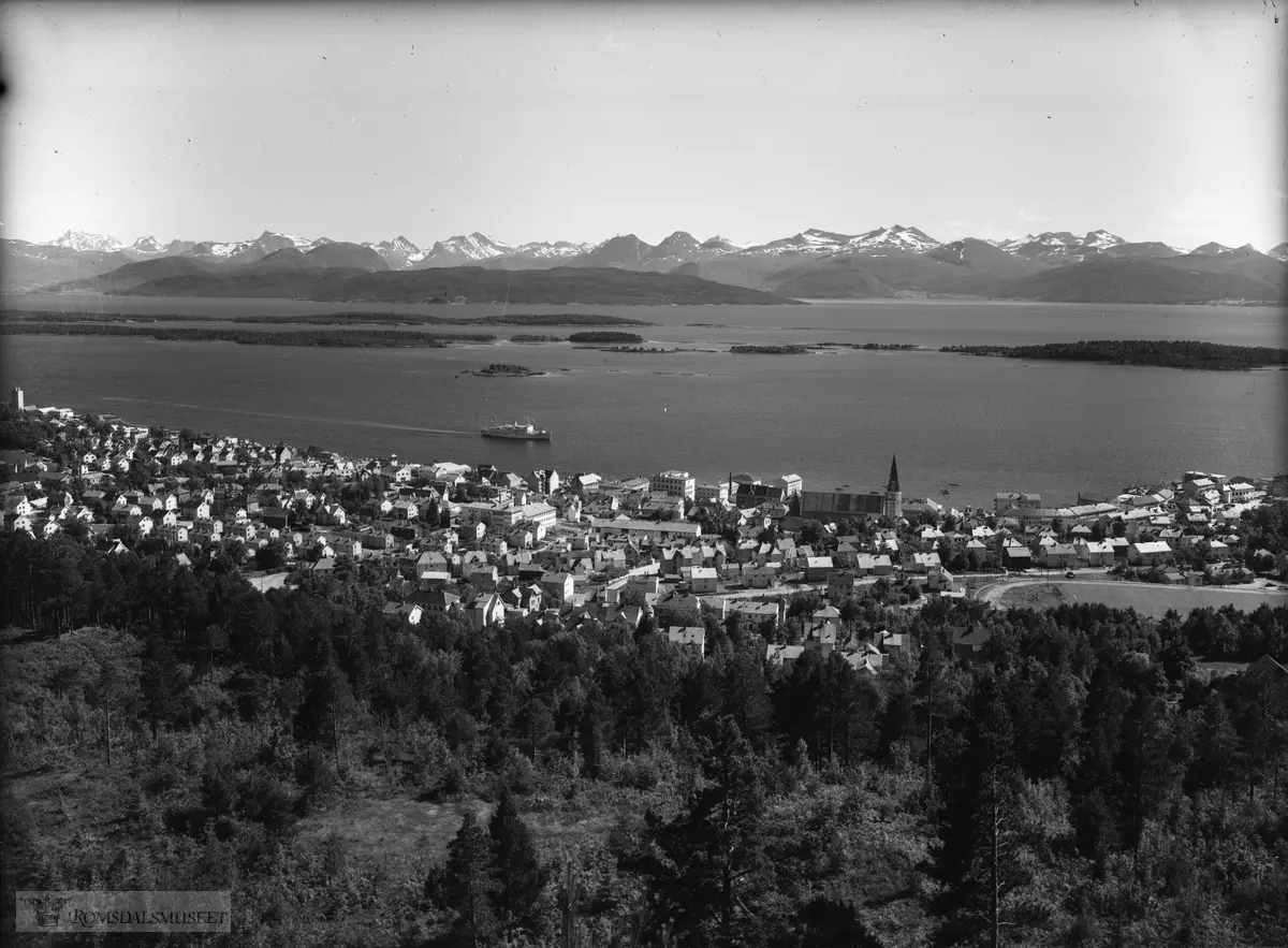 Kongeskipet Norge på fjorden..Trolig tatt under Kongebesøket i 1955.