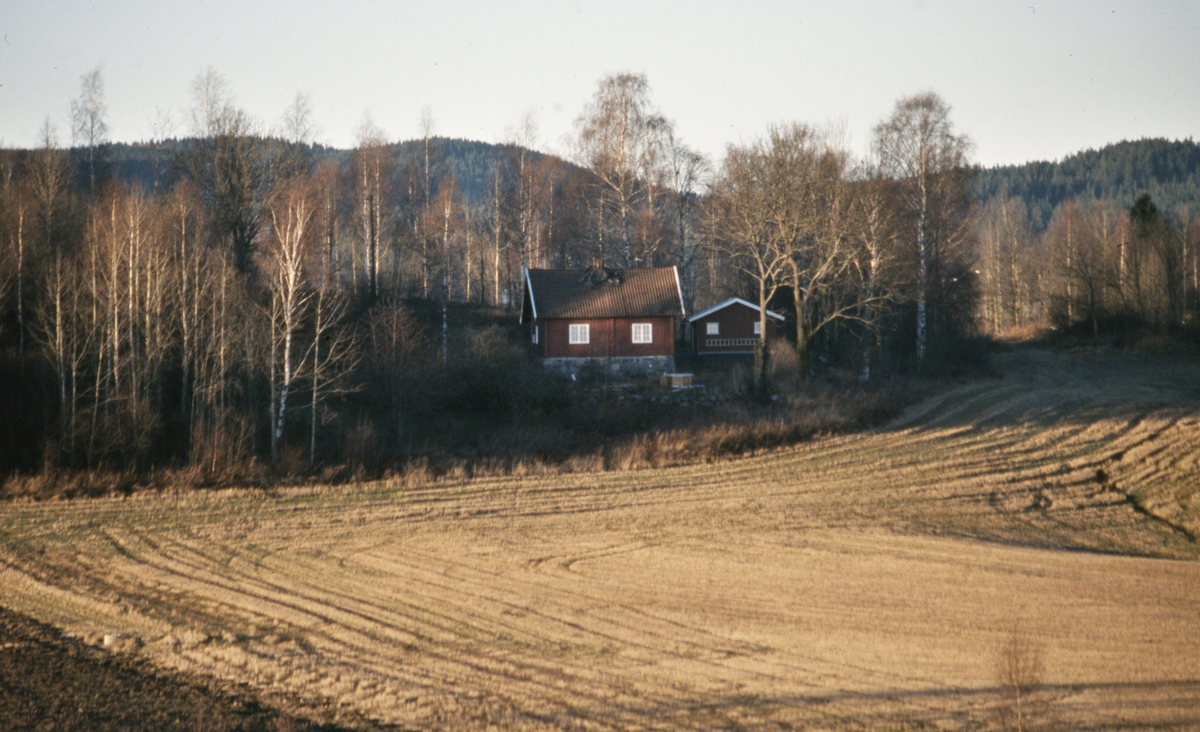Åkre til Grini og Løvenskiold Jordbruk, mot plassen Trollbråtan og Fossum. Før golf på Grini