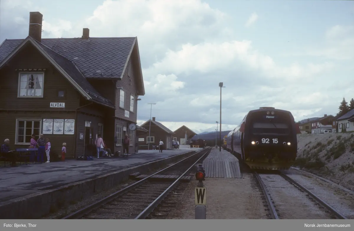 Alvdal stasjon med motorvognsett 92.15/92.91 tog 372 Røros-Hamar i spor 2