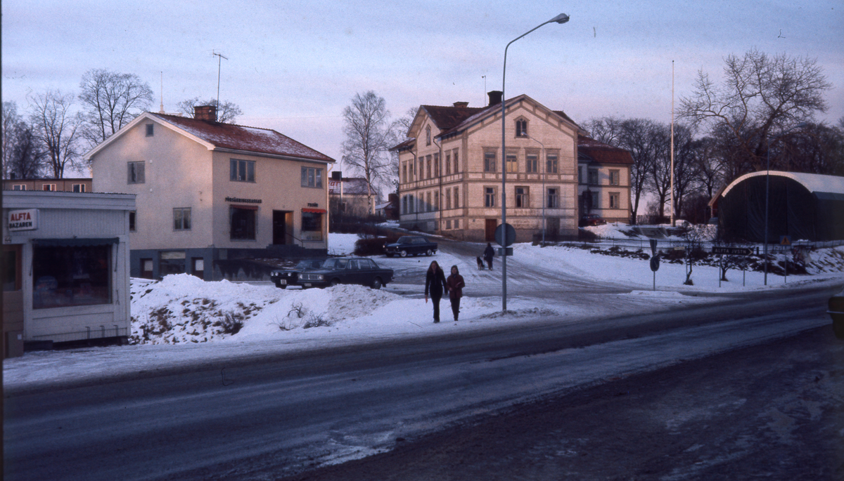 Alfta centrum. Till vänster i bild Alfta Bazaren, Försäkringskassan och ...