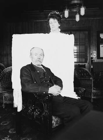 Prot: Arne Garborg og Frue i Peisestuen 29/12 1910