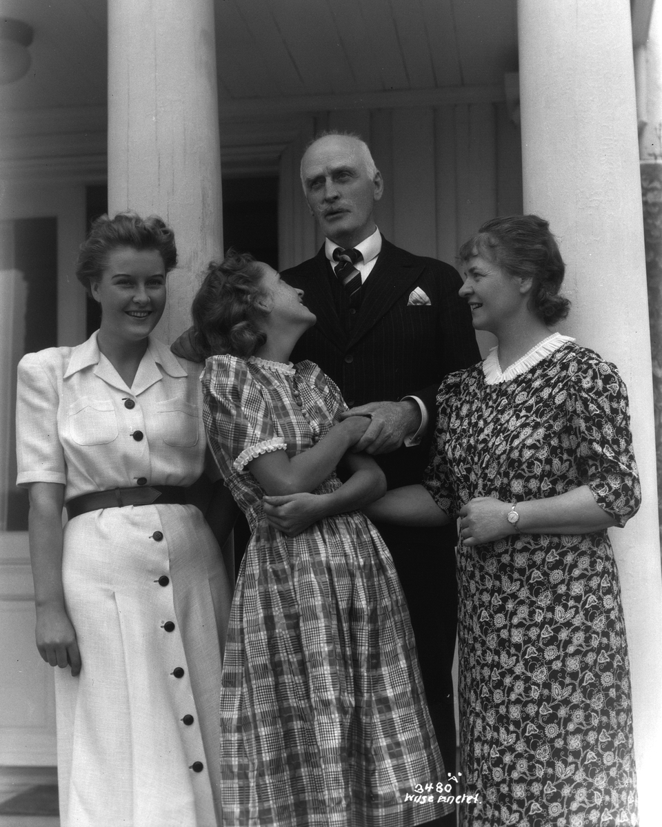 Knut Hamsun med 2 døtre og sin kone 6/7 1939