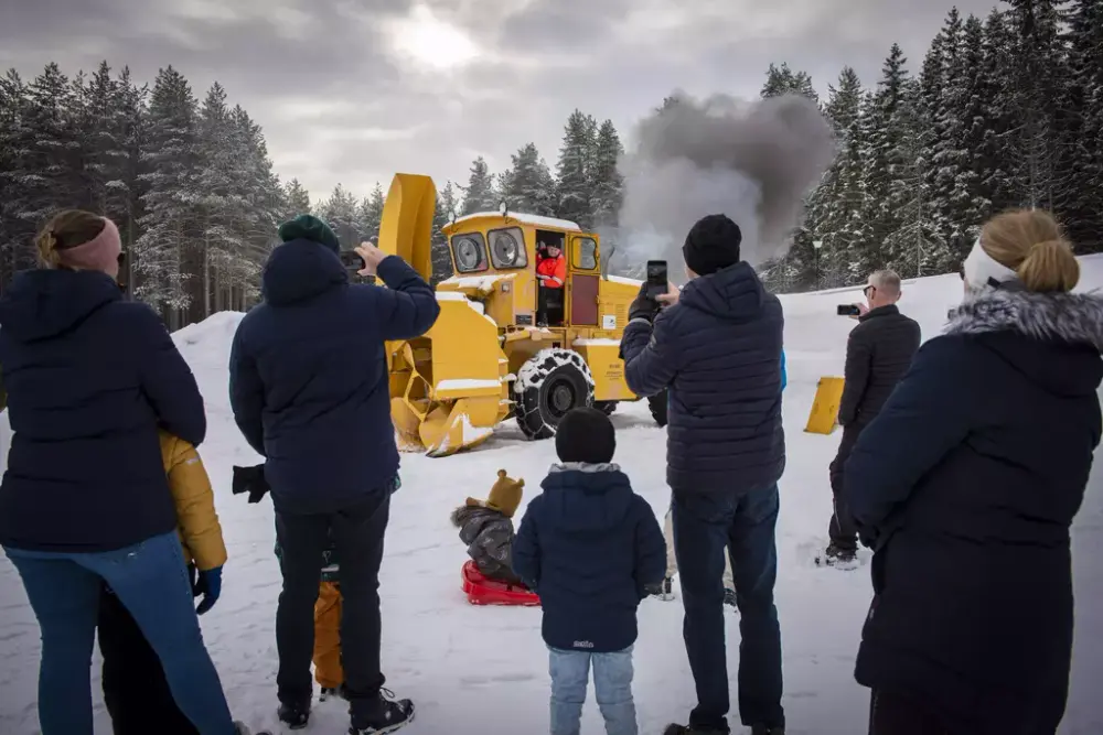 Bildet viser en maskindemonstasjon av en snøfreser.