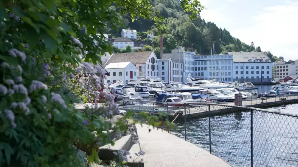 Bildet viser Salhus Tricotagefabrik med sjøen i front.