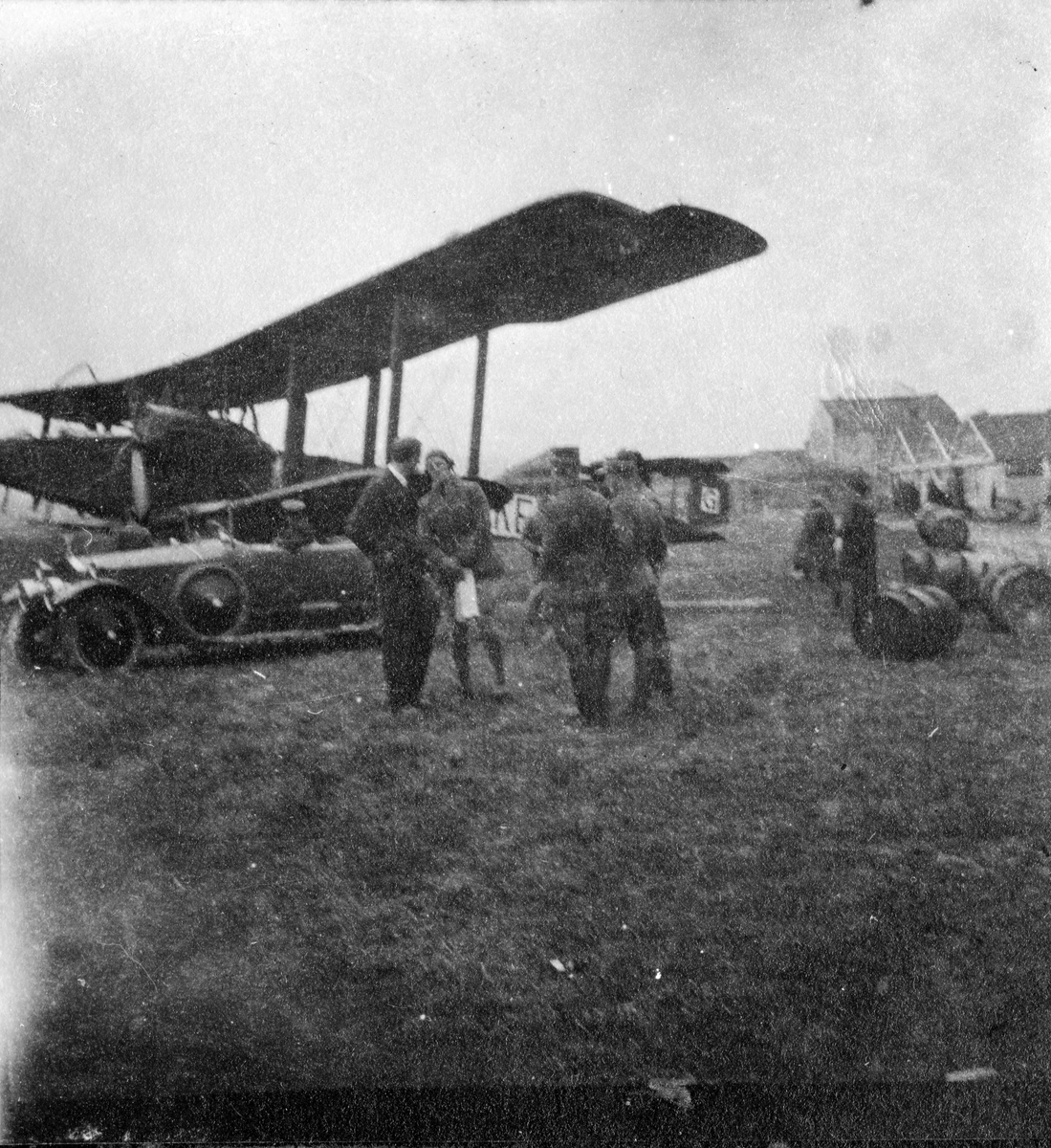 Det britiske flyet Handley Page O/400 ,med registreringsnummer G-EAKE, på Kjeller flyplass på Kjeller flyplass høsten 1919.
