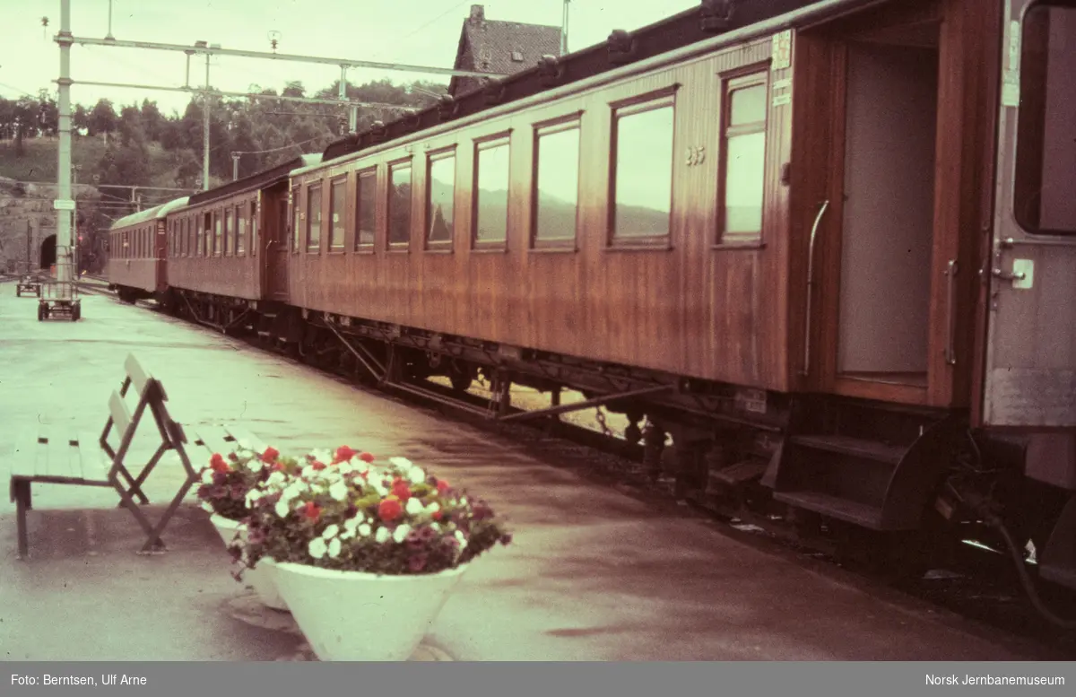 Hurtigtog fra Åndalsnes til Oslo Ø, tog 352, på Dombås stasjon