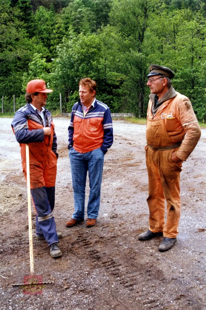 Kjell Navrestad, Lewy Dalen og Malvin Hegdal diskuterer arbeidsløsninger ute på vegen. Rogaland ca. 1990.