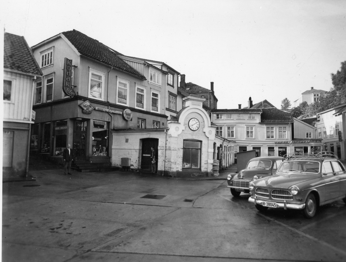 Torget i Kragerø, 06.10.1966. Basaren med klokka