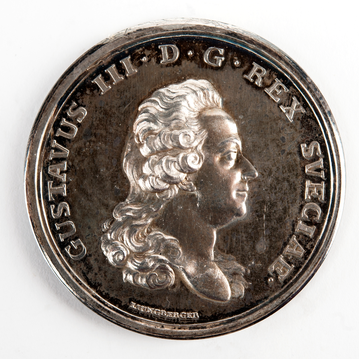Åtsida: Porträtt av Gustav III.
Frånsida: Hav med isberg, valar och ett skepp med svensk örlogsflagg.
