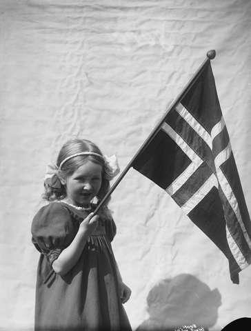 Prot: 17de Mai Pike med Flag (Aase Hjelm Larsen)