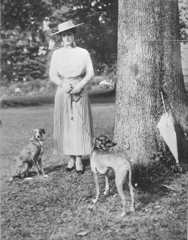 Prot: Kongelige - Dronningen med hunde i parken