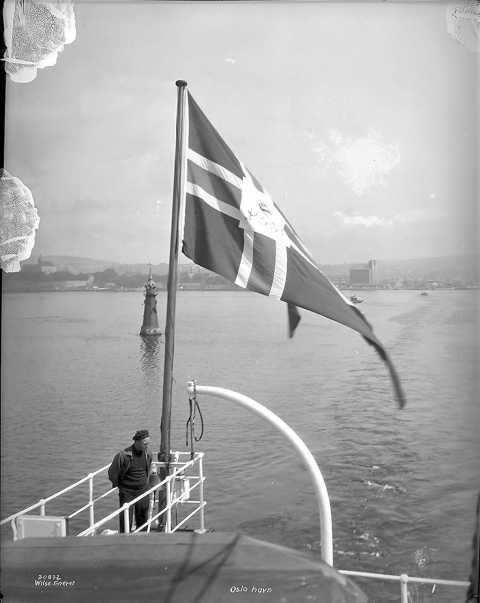 Prot: Stavangerfjord, flag ut Oslo havn