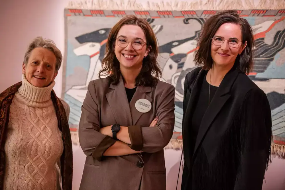 Foto av fornøyde direktører: Karen Espelund, direktør i MiST. Ingrid Lunnan Nødseth, direktør ved Nordenfjeldske Kunstindustrimuseum og Heidi Anett Øvergård Beistad ved Museene Arven.