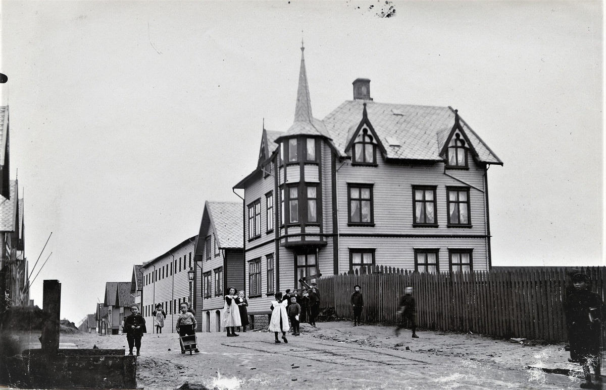 Et tårnhus i Haugesund. Barn leker i veien.