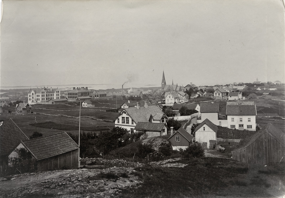 Haugesund sett fra Hollenderhaugen. Bak til venstre er Breidablikk skole. Mot høyre ses Vår frelsers kirke.