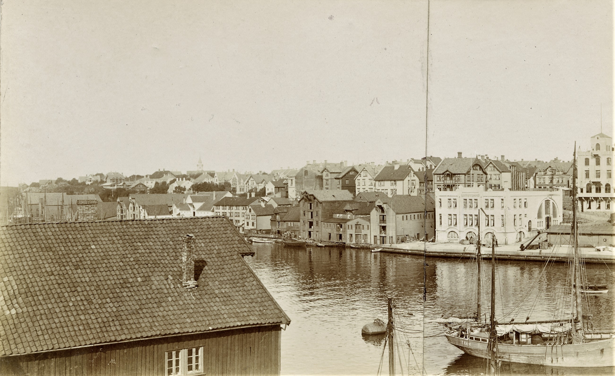 Haugesund by sett fra Risøy. Til høyre ligger galeasen "Fram". Haugesunds elektrisitetsverk er det store murbygget ved kaien til høyre i bildet. I murbygget bak til høyre holdt sjømannsforeningen til.