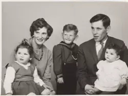 Portrett av familiegruppe