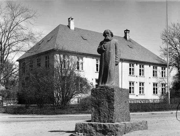 Prot: Sandefjord Landstads monument