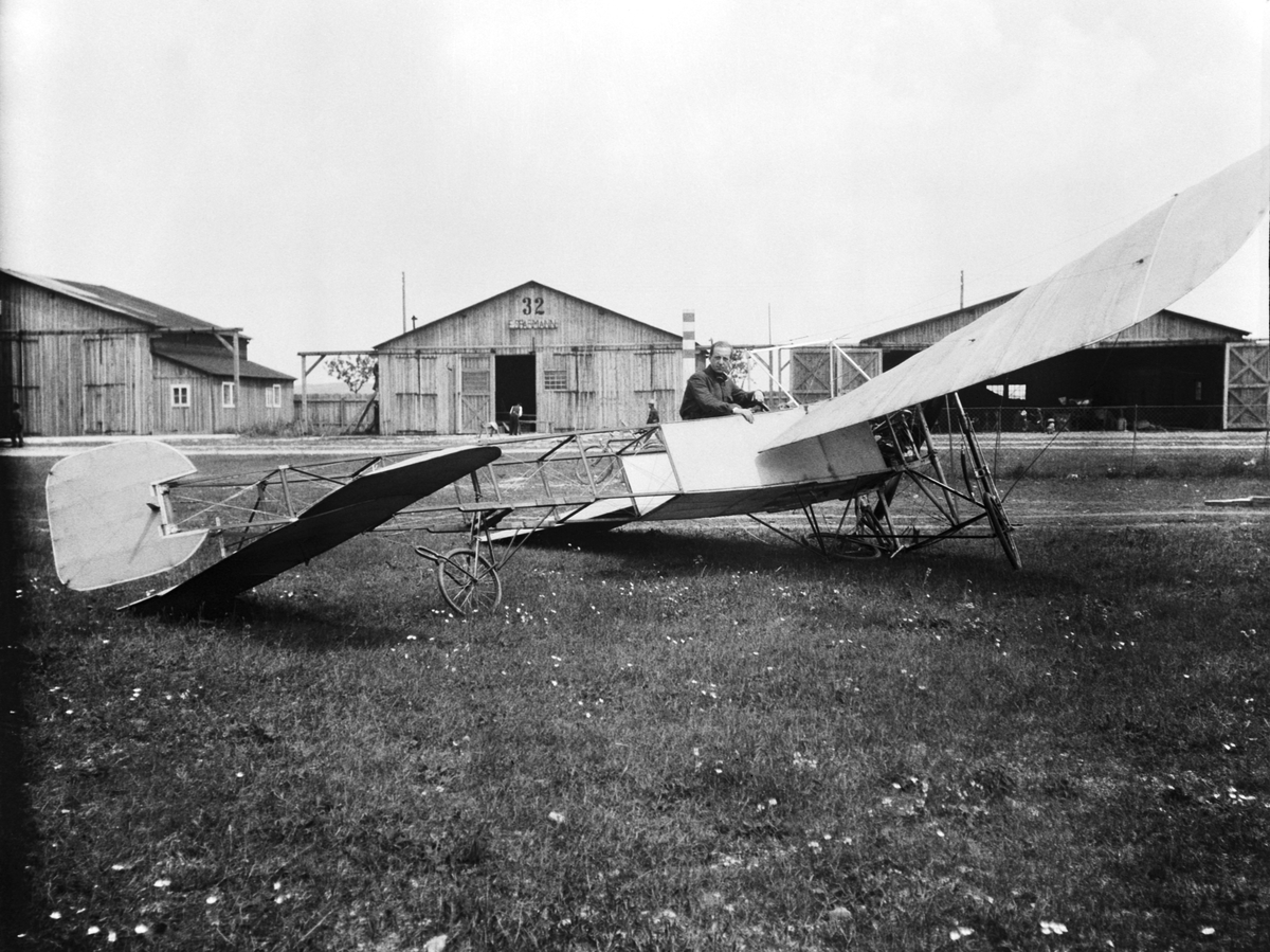 Flygaren Edmund Sparmann i flygplan Blériot XI efter haveri 1912. Vy från sidan.