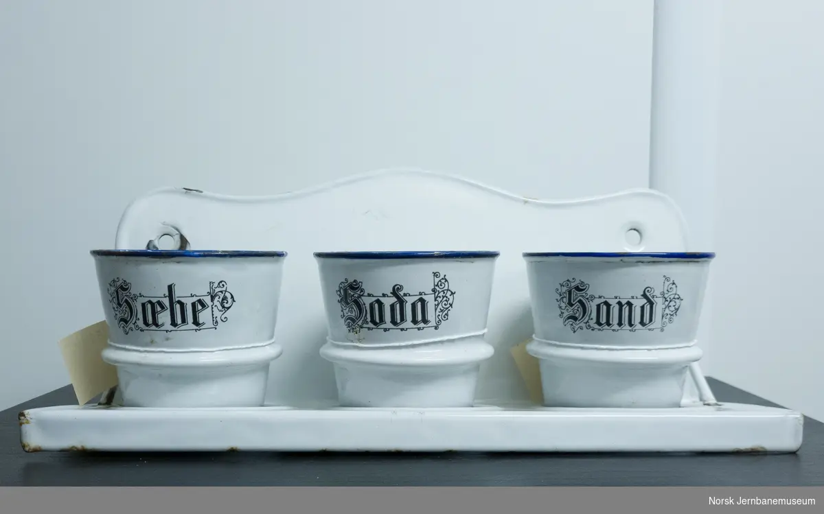 Emaljehylle med tre kopper; med påskrift Sæbe, Soda og Sand