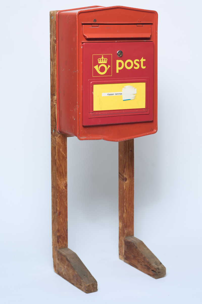 Postkasse på stativ, til å poste brev i. Dekorert med posthorn.