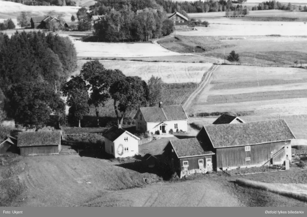 Oversiktsbilde med utsikt mot Øyeren (?)  fra Berger gård i Tosebygda, Trøgstad 1930. 
Gården har gnr 44 bnr 1.