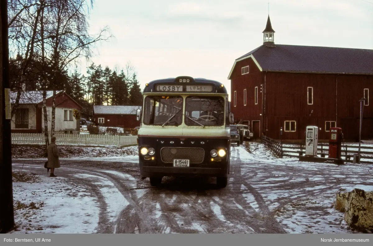 Volvo rutebil med kjennemerke A-15461 tilhørende De blå omnibusser, her ved Losby