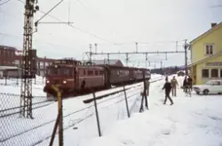 Elektrisk lokomotiv El 13 2143 med persontog til Kongsberg, 