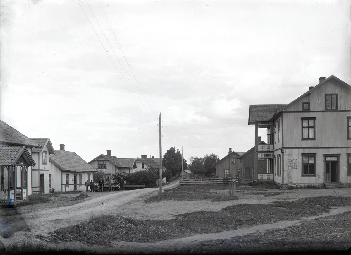 Stange sentrum, Stangebyen, Vaterland, til høyre Skramstadgården med kafeteria (før det ble Kooperative i1908) sett fra jernbanestasjonen, huset til venstre; Nydal med kafeteria,