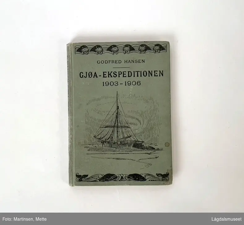 Godfred Hansens bok fra Gjøa-ekspedisjonen 1903-1906, med personlig hilsen til Peder Ristvedt.