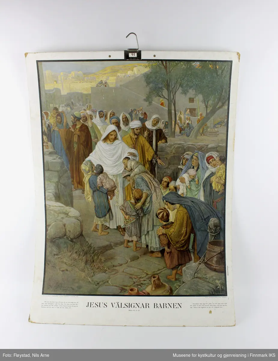En hvit og rektangulær skoleplansje dekorert med et dyptrykk (sinketsning) av et maleri. Plansjen har et krokfeste av metall til oppheng på vegg og to mindre hull til trådfeste. 

Plansjen er dekorert med en sinketsning som er en dypptrykksmetode der motivet preges inn i metallplaten. Etsningen er en reproduksjon av et maleri opprinnelig malt i 1903, av kunstmaleren og proffesor Julius Kronberg (1850-1921). Trykket viser Jesus som velsigner barn blant en folkemengde. I venstre hjørnet på trykket står signatruen til Kronberg og årstallet 1903 og i høyre hjørnet står signaturen til produsenten av dyptrykket "C.Angerer & Göschl". Rett under dyptrykket er det trykt tittel på trykkeriet og utgiveren av plansjen, i tillegg til årstallet "1949".   

Under trykket er det trykt tittel i midten "JESUS VÄLSIGNAR BARNEN" og rett under er det trykt "Markus 10: 13-16". På hver side av tittelen er bibelverset fra Markus 10: 13-16 trykt. Alt tekst på plansjen er på svensk.