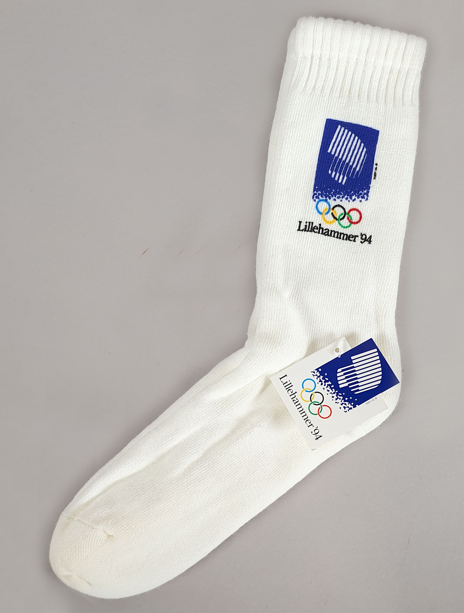 Hvite sokker av bomullsfrotté med påtrykket merke med logo for Lillehammer '94 .