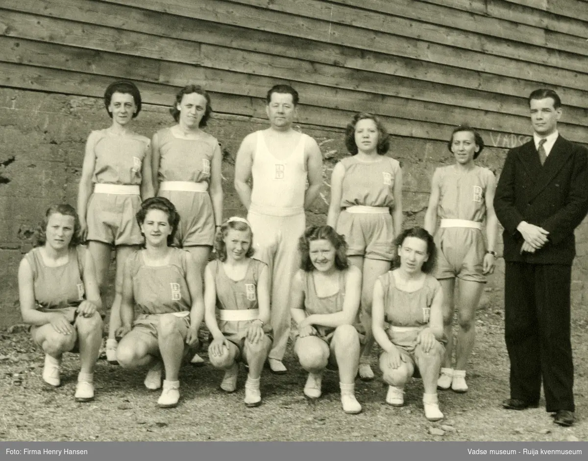 Turnstevne i Vadsø i juni 1948. Dameturngruppe ved kinobrakka i Vadsø.