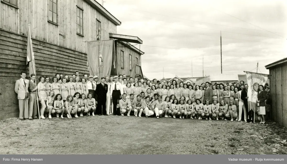 Turnstevne i Vadsø i 1948. Turngrupper og ledere samlet utenfor kinobrakka i Vadsø.