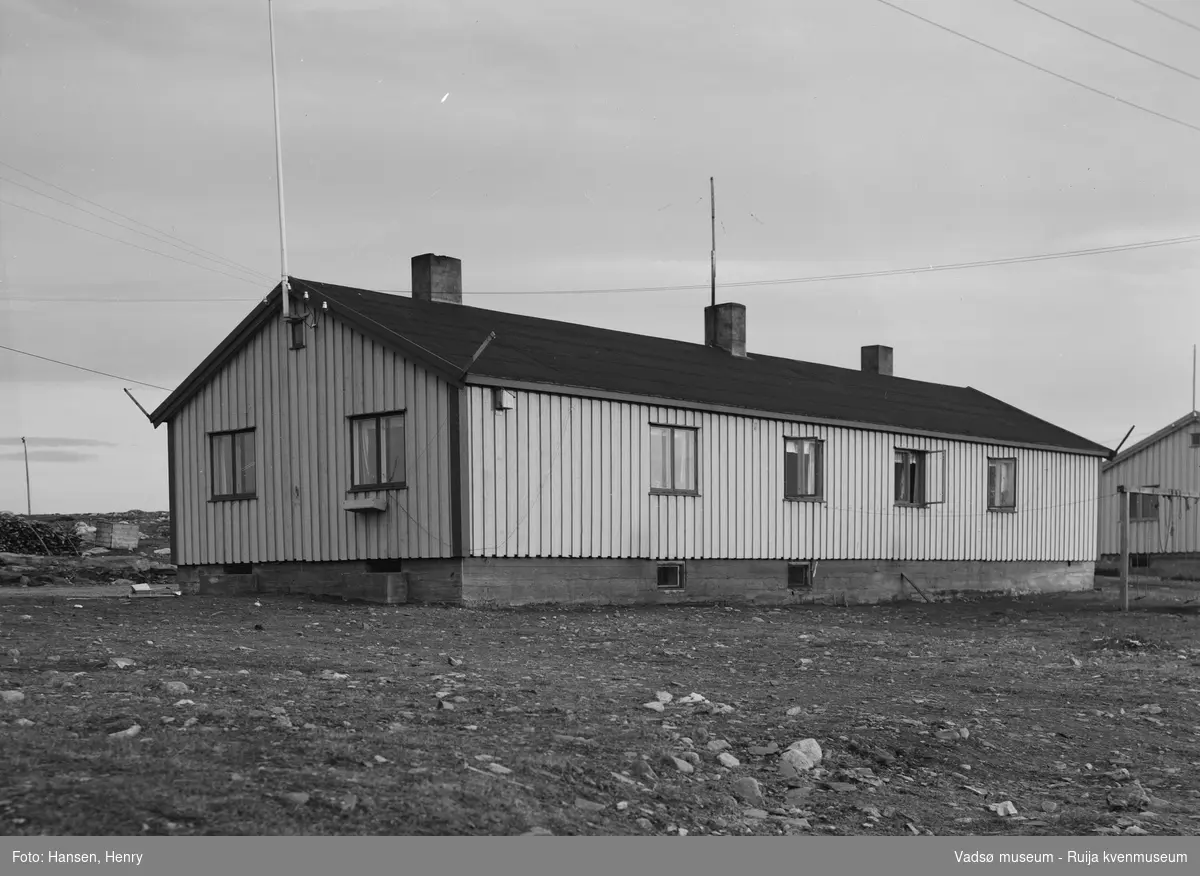 Gjenreisningsbrakke /offentlig bygning trolig i Idrettsveien i Vadsø 1957.
Byggene ble brukt som kontor og tjenesteboliger bl.a. for politi og sorenskriver.