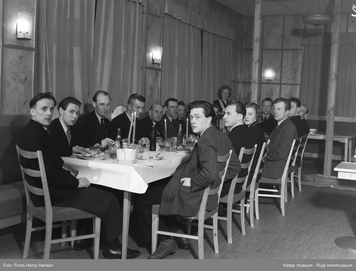 Telegrafen T.M.L.F. (Telegrafmennenes Landsforbund), Finnmark krets, Vadsø. Deltagere samlet til middag i forbindelse med møte.