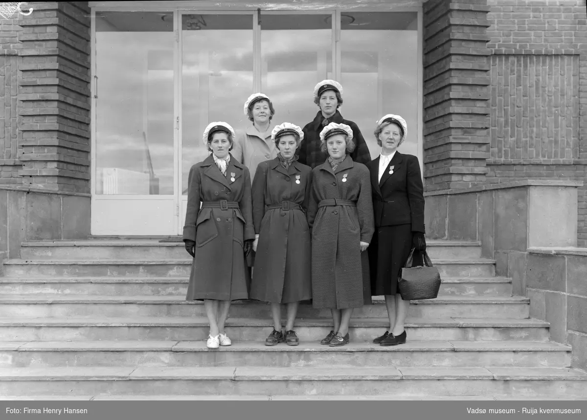 Vadsø 1954. Finnmarks Damekors sangerstevne i Vadsø i juni 1954. Medlemmer av Gamvik Damekor fotografert på trappa til NRK-Finnmark, Vadsø.