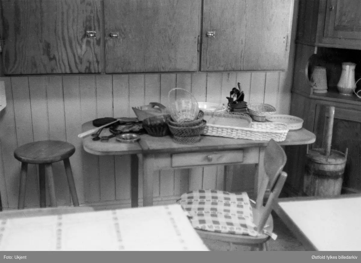 Gården Alvim nordre i Tune, fotografert februar 1977.
Fra kjøkkeninteriør, skap, bord, stol, krakk, kinne, hjørneskap, diverse kurver, bord, duk, pute,
Våningshus bygd omrking 1780, restaurert 1955.